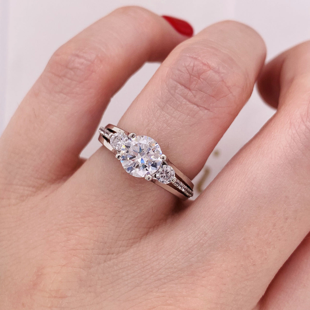 Anillo Oro Blanco 14k, Tres Piedras con Zirconia Central 7 mm - Infiniti Joyas