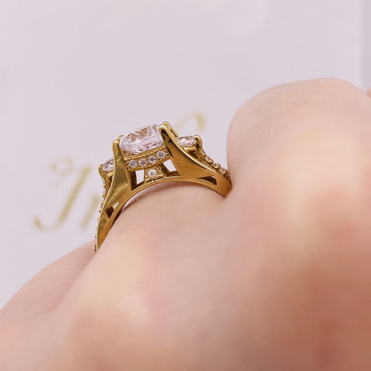 Anillo Oro 10k, Tres Piedras con Zirconia Central 7 mm