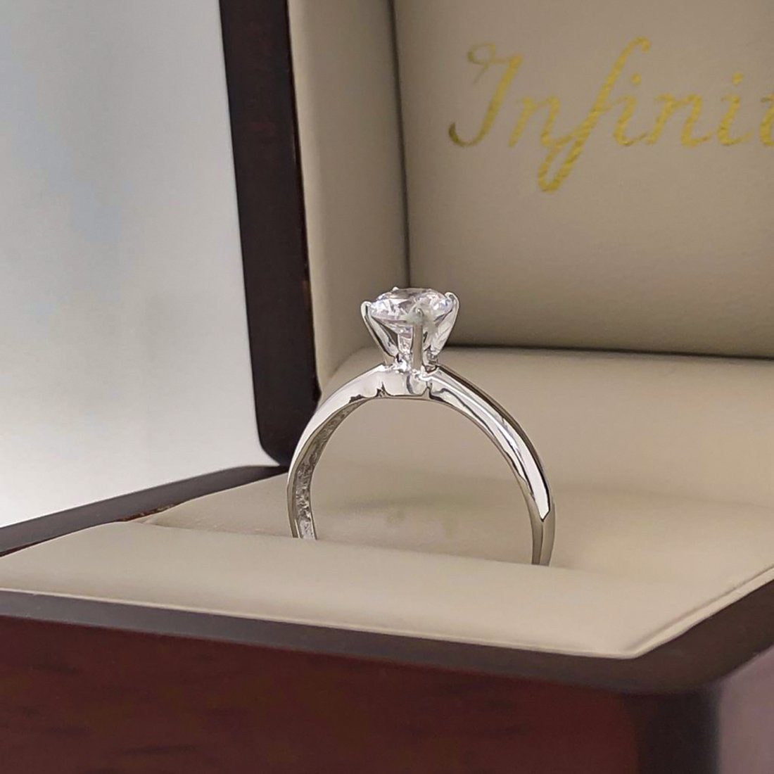 Anillo Oro Blanco 14k, Solitario con Zirconia de 5.5 mm - Infiniti Joyas