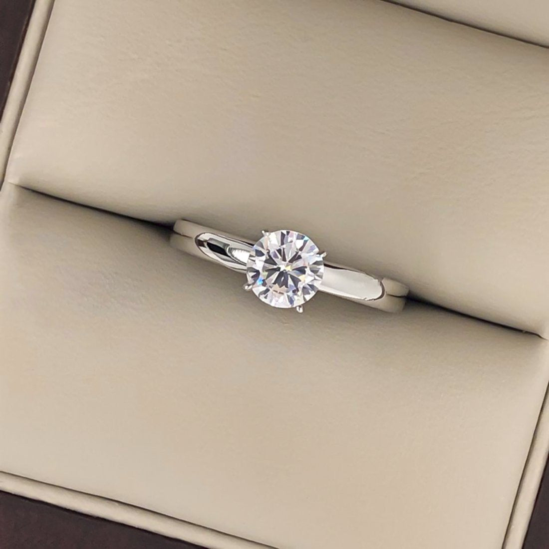 Anillo Oro Blanco 14k, Solitario con Zirconia de 5.5 mm - Infiniti Joyas
