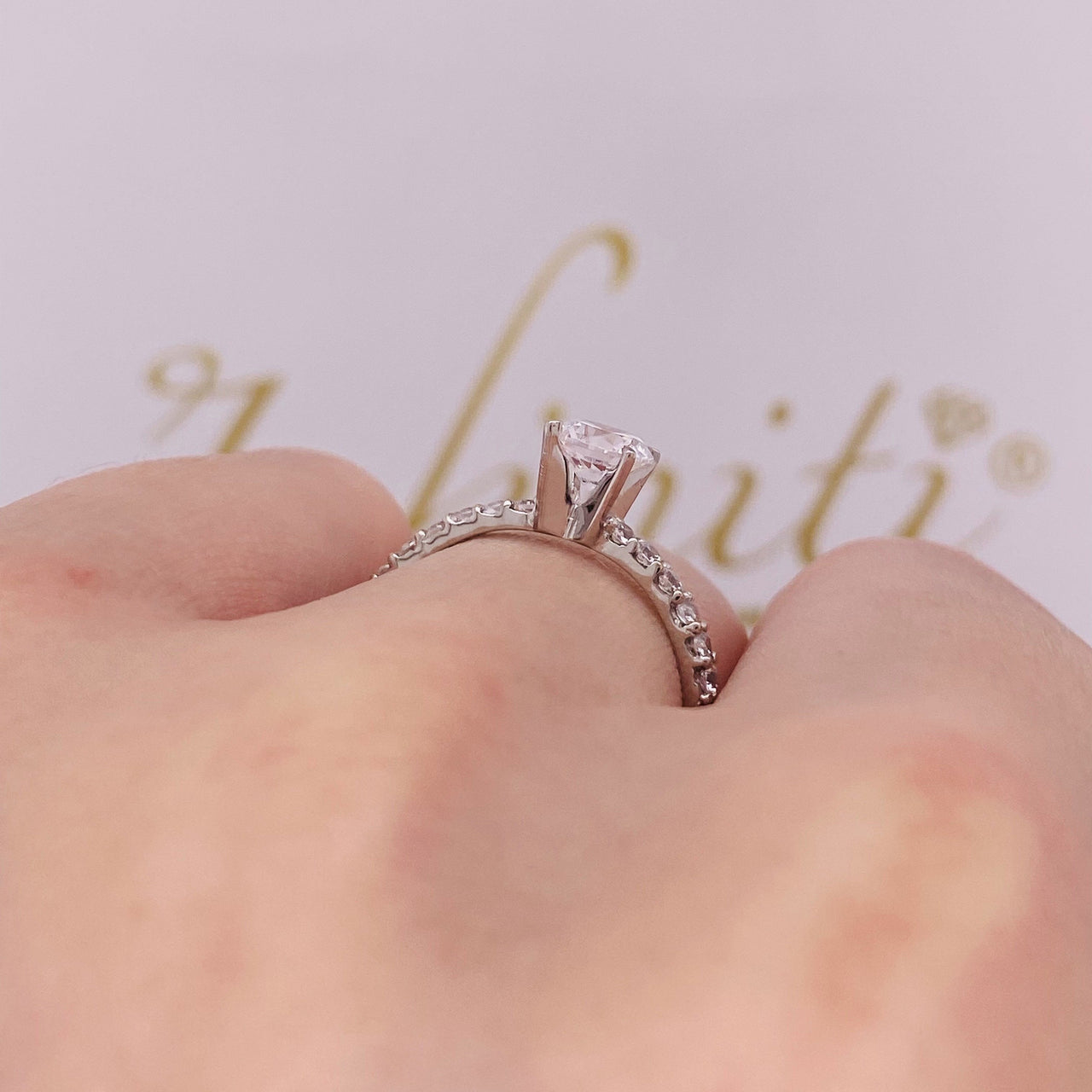 Anillo Oro Blanco 14k, Pavé con Zirconia Central 5 mm