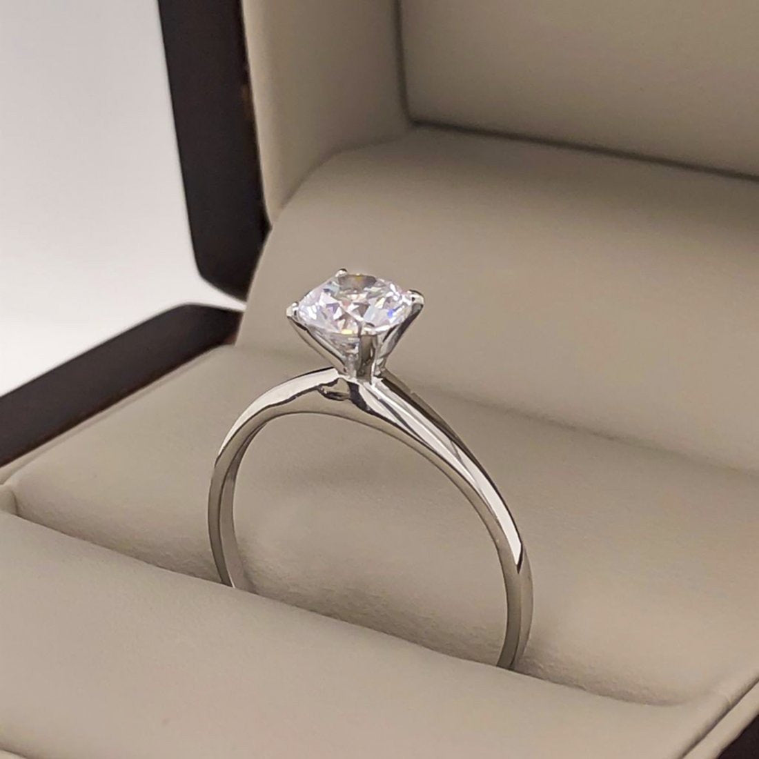 Anillo Oro Blanco 14k, Solitario con Zirconia de 5.50 mm - Infiniti Joyas