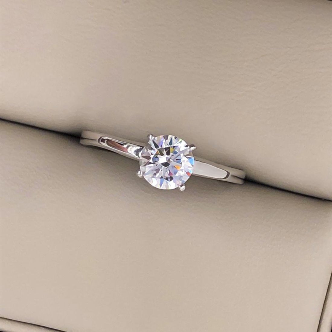 Anillo Oro Blanco 14k, Solitario con Zirconia de 5.50 mm - Infiniti Joyas