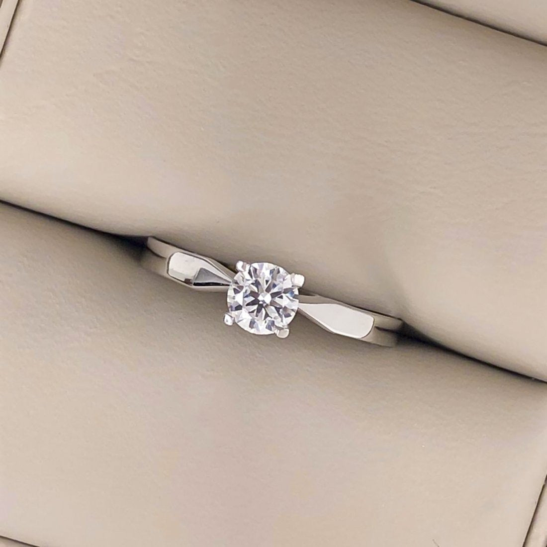 Anillo Oro Blanco 14k, Solitario Zirconia de 4.5 mm - Infiniti Joyas