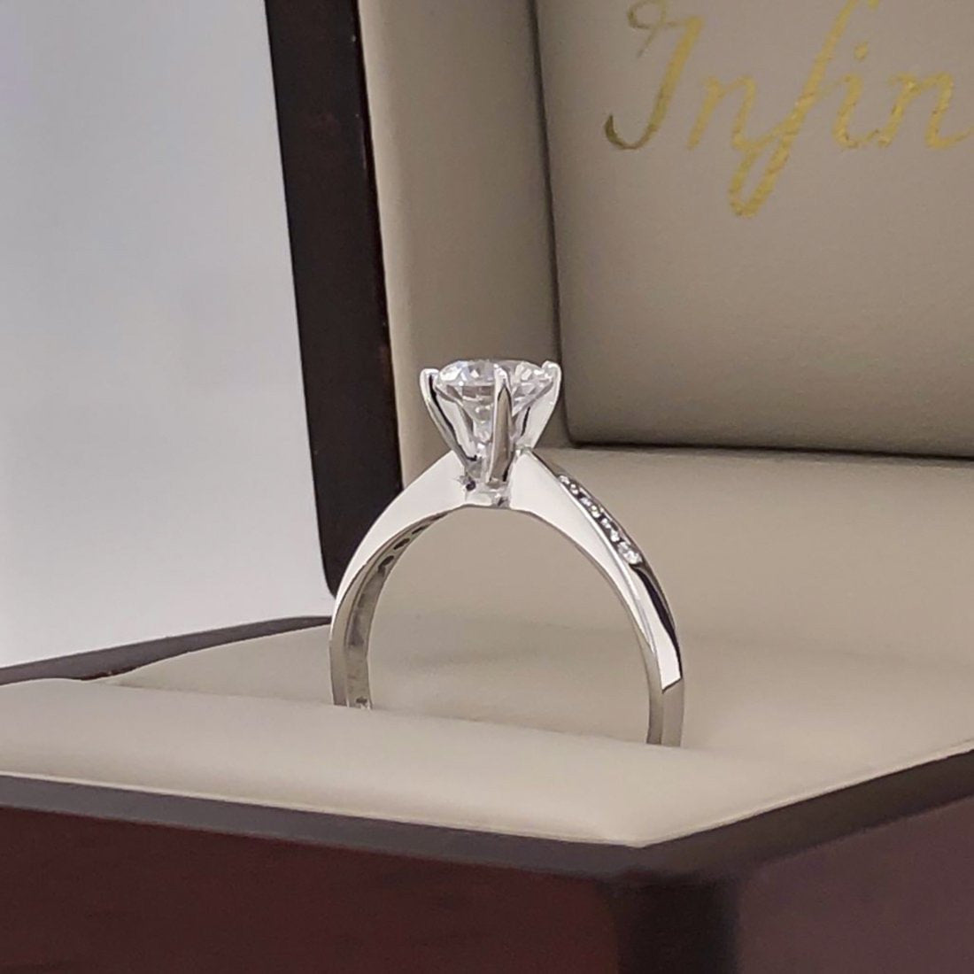 Anillo Oro Blanco 14k, Zirconia Central 5.5 mm - Infiniti Joyas