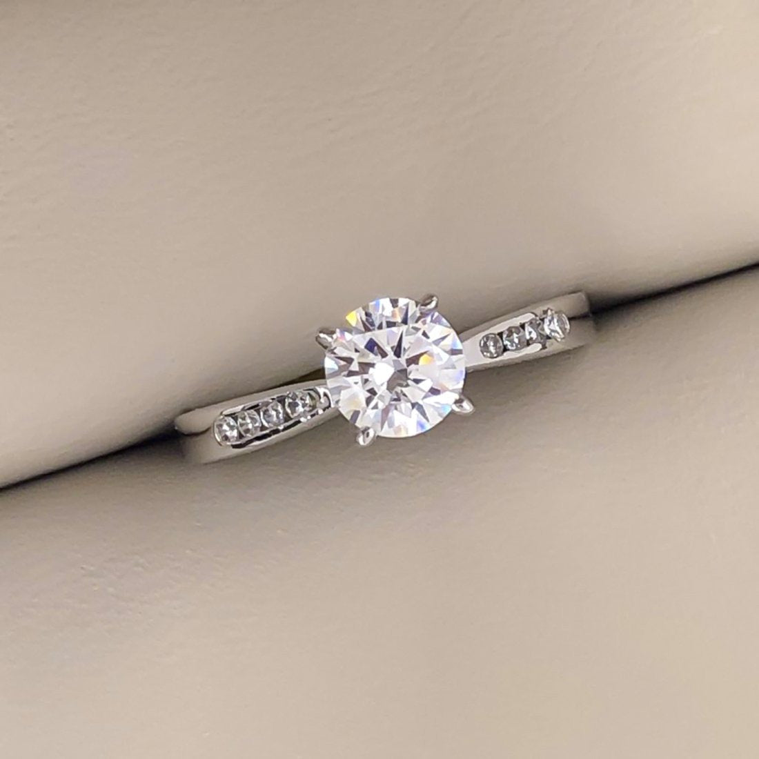 Anillo Oro Blanco 14k, Zirconia Central 5.5 mm - Infiniti Joyas