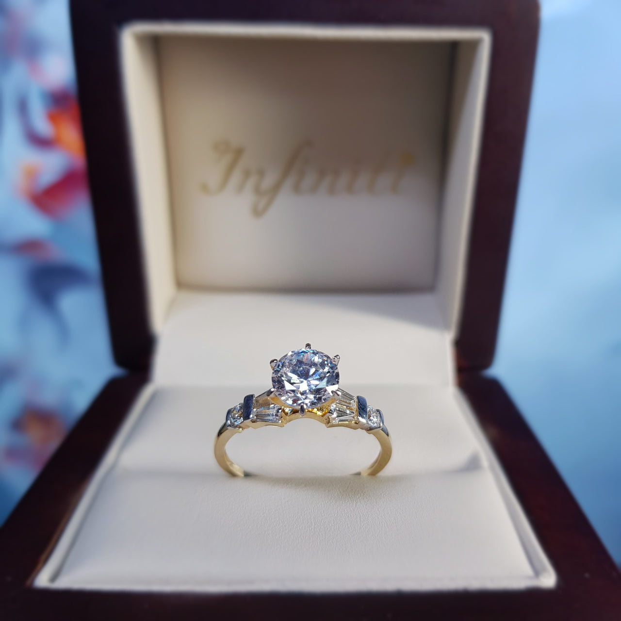 Anillo Oro 10k, Solitario con Zirconias Centrales y Baguettes Laterales - Infiniti Joyas