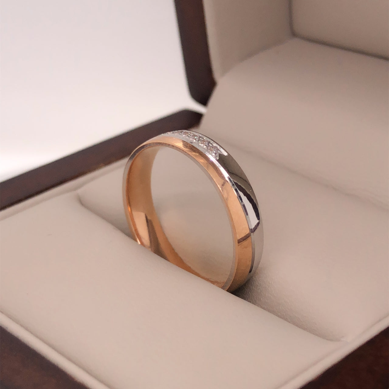 Argolla Oro Rosa con Blanco 14k - Acabado Liso con Confort y Zirconias, Ancho 4 mm