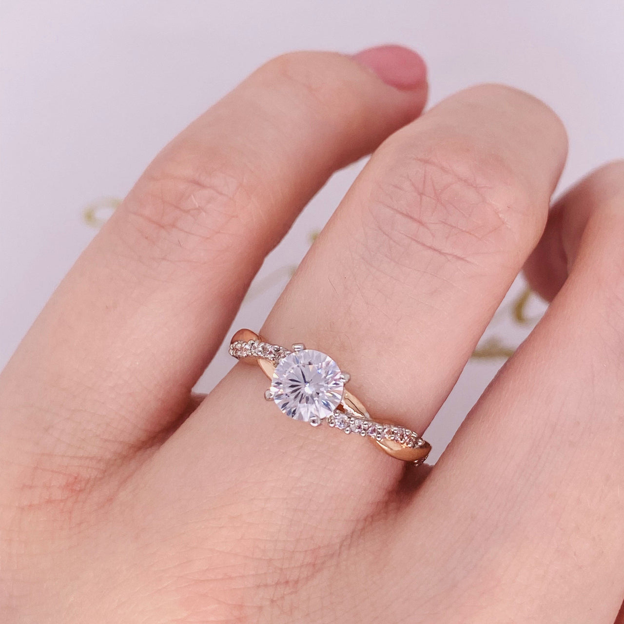 Anillo Oro Rosa 14k, Trenzado con Zirconia Central de 5.5 mm