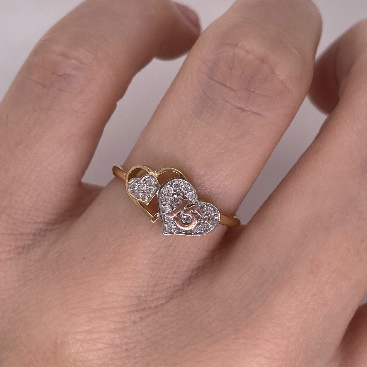 Anillo Oro 10k, con Doble Corazón con Zirconias y 15 en Oro Rosa