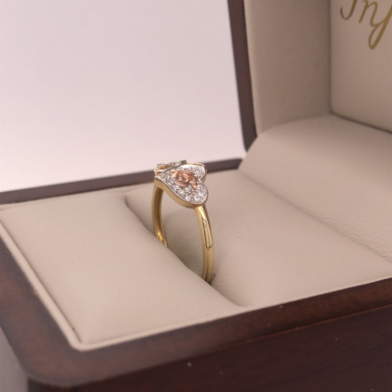 Anillo Oro 10k, con Doble Corazón con Zirconias y 15 en Oro Rosa