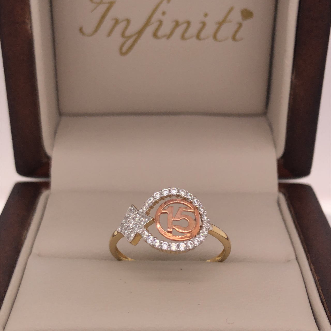 Anillo Oro 10k, XV Años con Cí­rculo y Rombos de Zirconias con 15 años