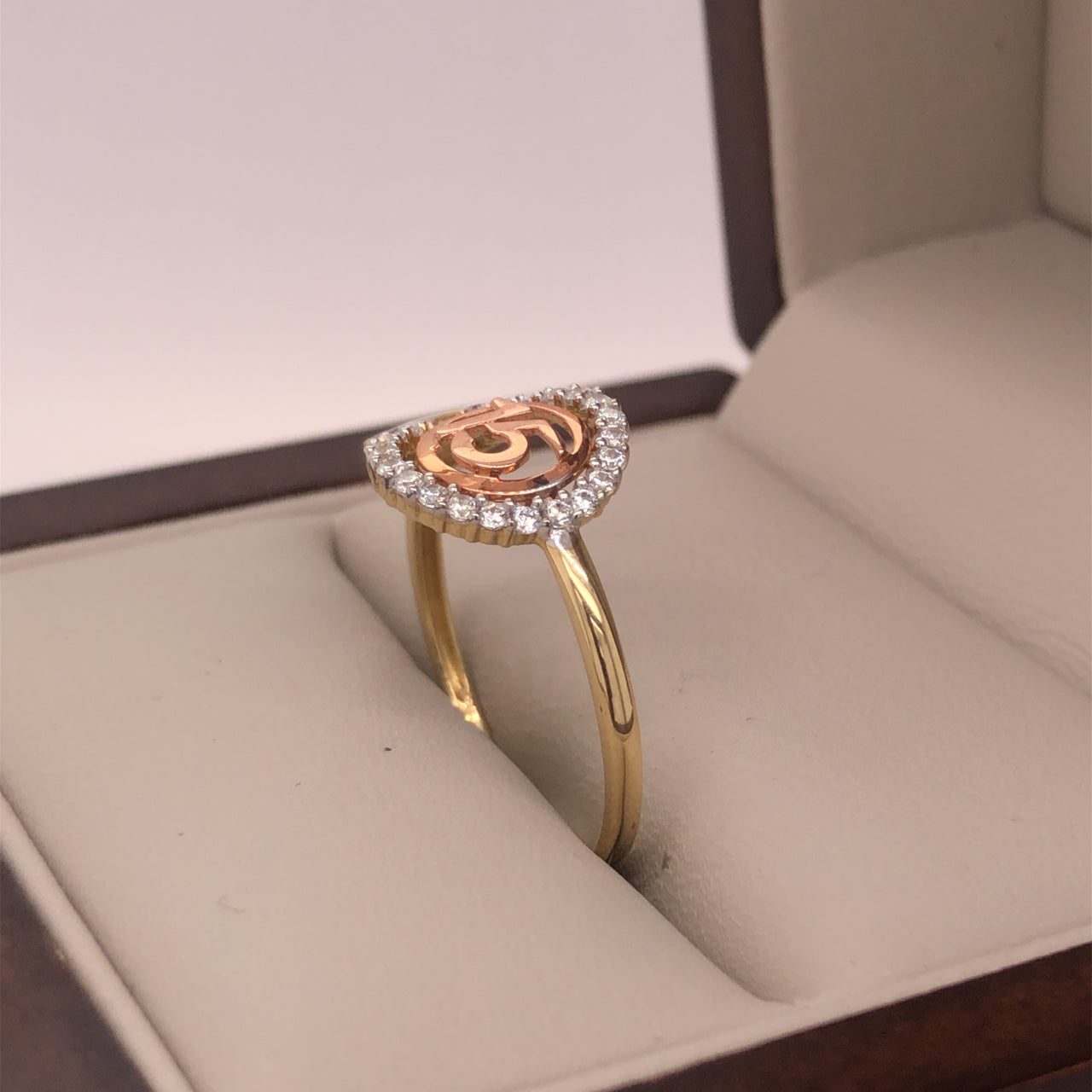 Anillo Oro 10k, XV Años con Cí­rculo y Rombos de Zirconias con 15 años