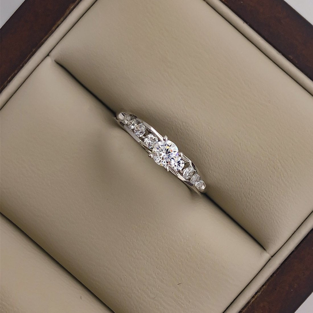 Anillo Oro Blanco 10k, Zirconia Central de 3.5 mm - Infiniti Joyas
