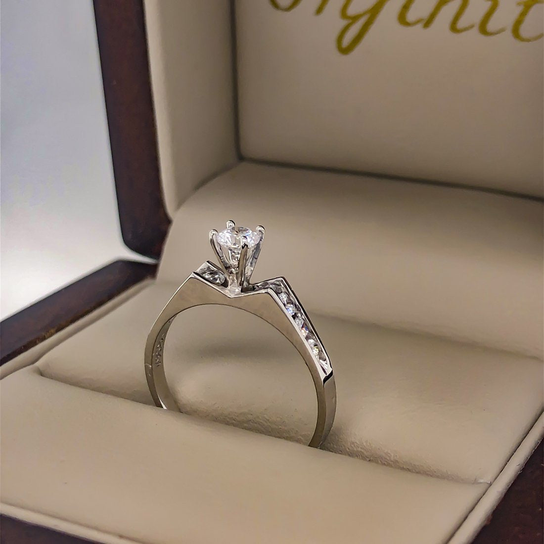 Anillo Oro Blanco 10k, Zirconia Central de 3.5 mm - Infiniti Joyas