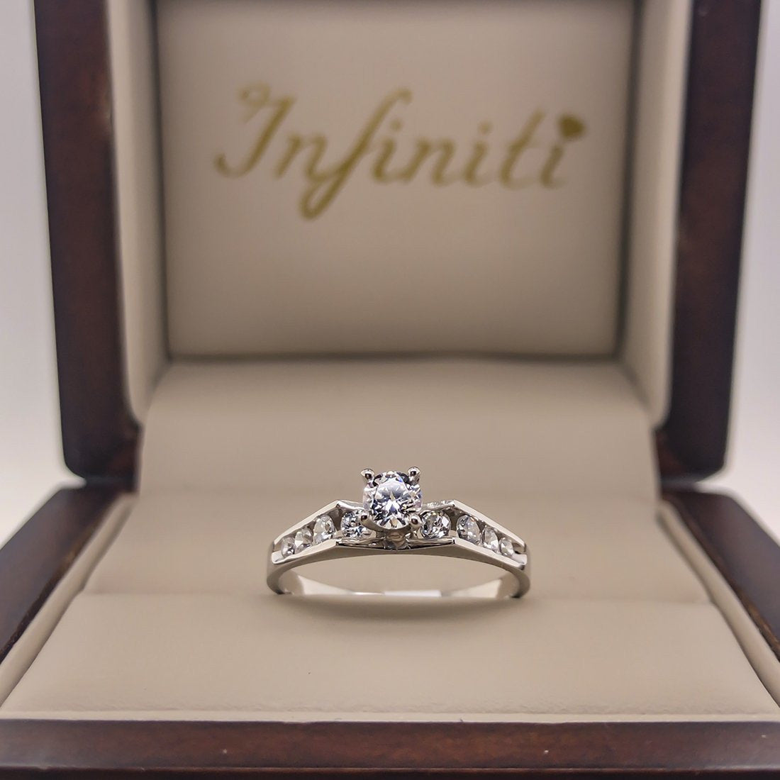 Anillo Oro Blanco 10k, Zirconia Central de 3.5 mm - Infiniti Joyas
