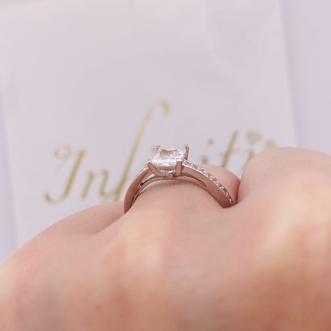 Anillo Oro Blanco 14k, con Zirconia Central Princesa de 5 mm - Infiniti Joyas