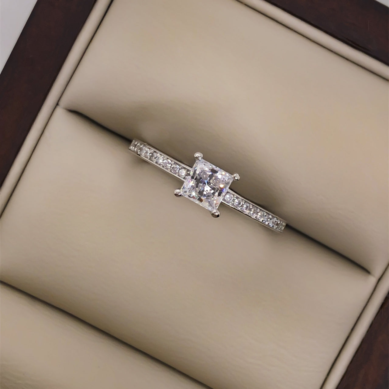 Anillo Oro Blanco 14k, con Zirconia Central Princesa de 5 mm - Infiniti Joyas