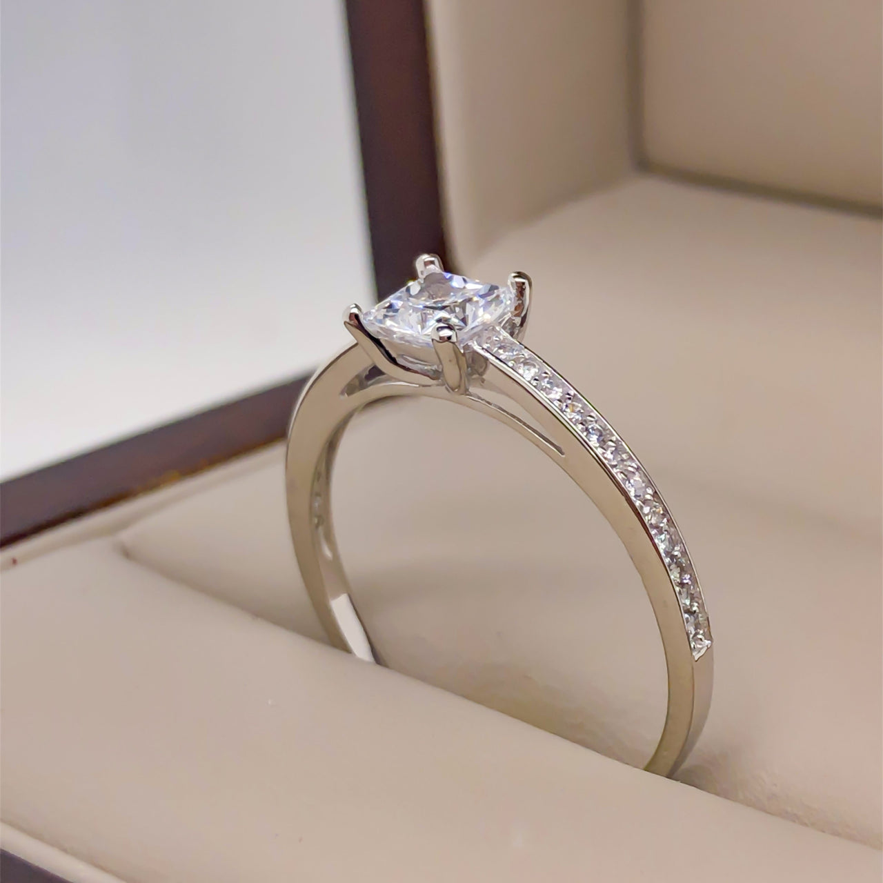 Anillo Oro Blanco 14k, con Zirconia Central Princesa de 5 mm - Infiniti Joyas