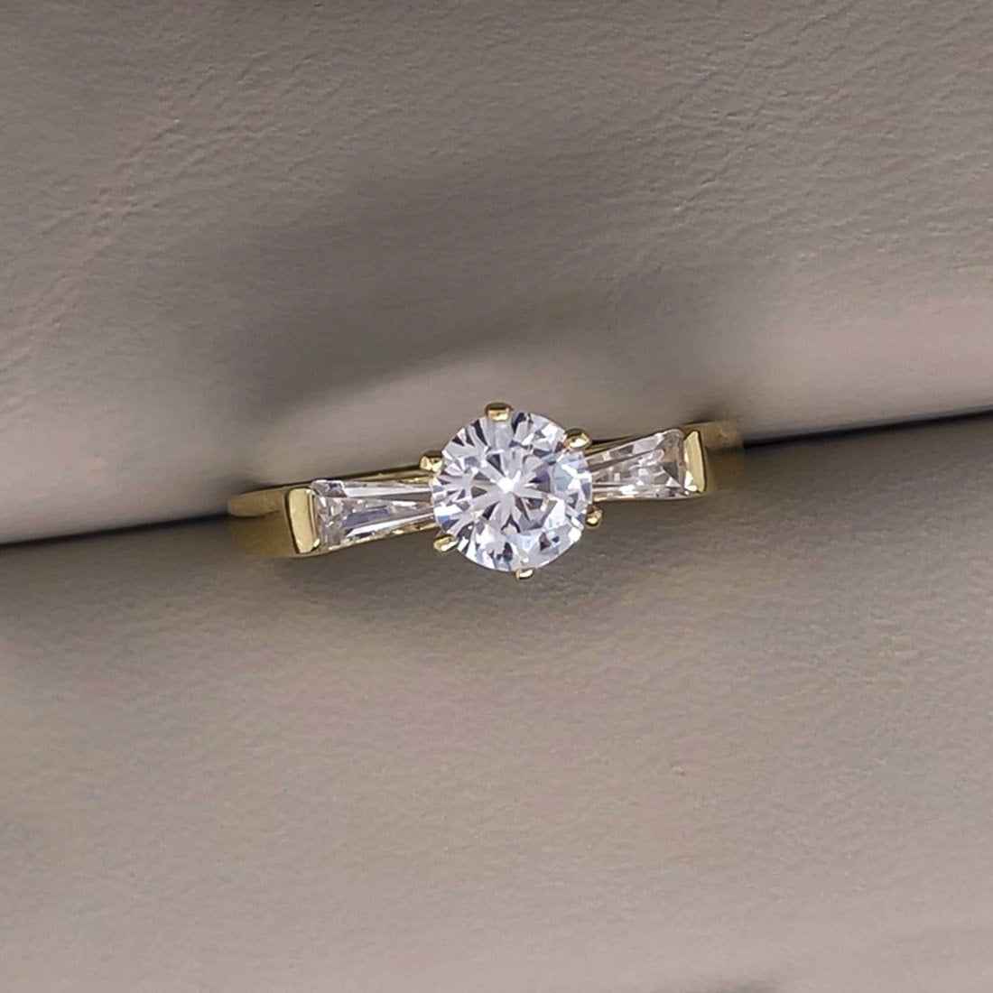 Anillo Oro 10k, Zirconia Central de 5.5 mm, Baguettes Laterales - Infiniti Joyas