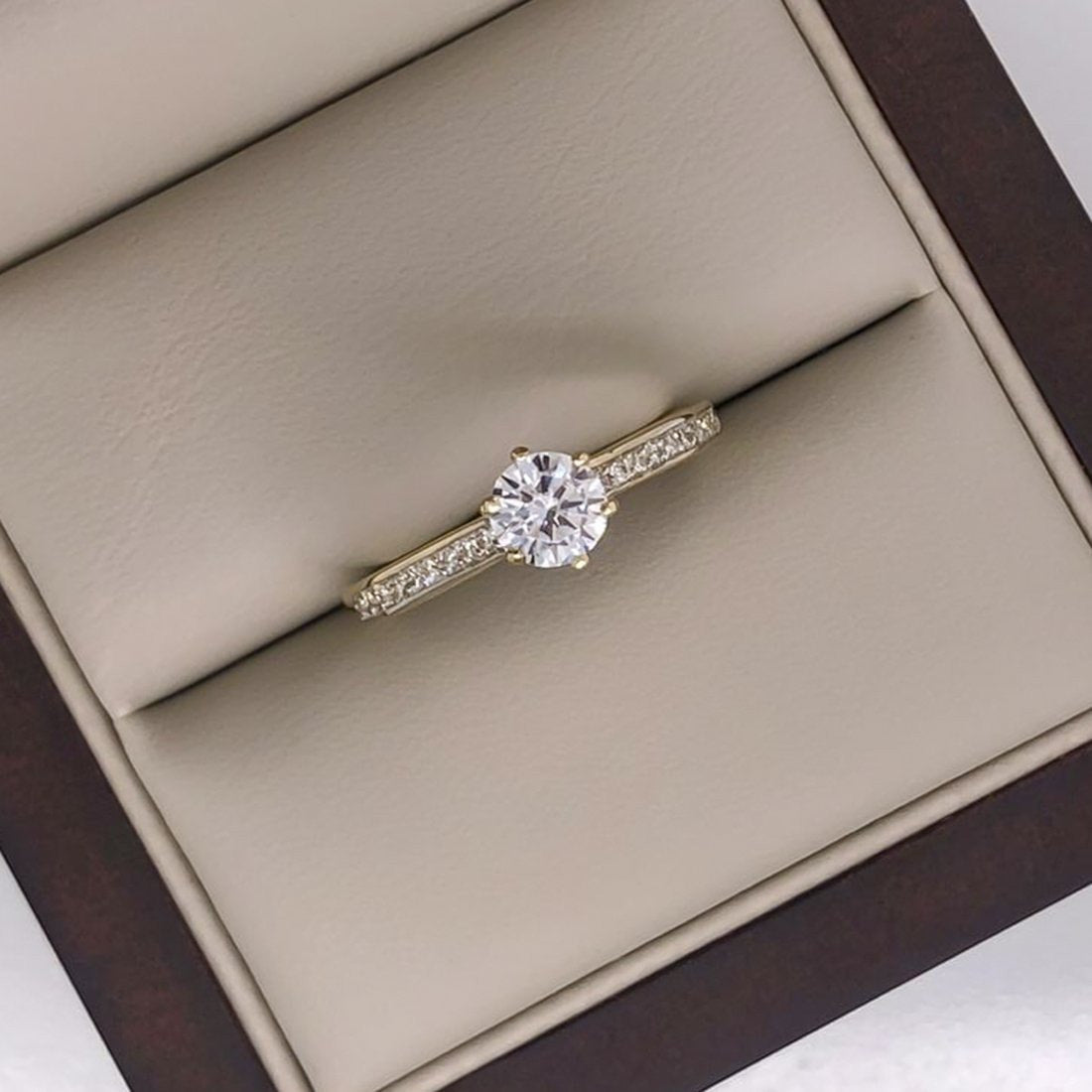 Anillo Oro 10k, Pavé Zirconia Central de 5 mm - Infiniti Joyas