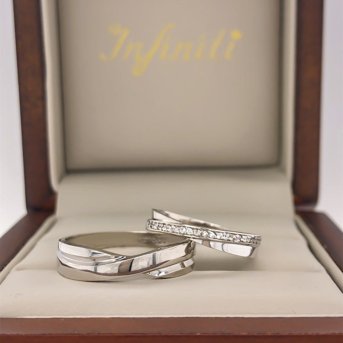Argolla Oro Blanco 10k - Acabado Liso Estilo Infinito, Ancho 5 mm - Infiniti Joyas