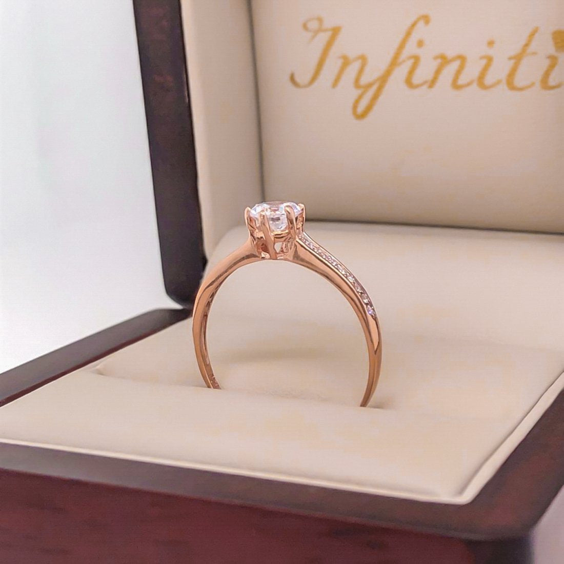 Anillo Oro Rosa 10k, Pavé con Zirconia Central 5 mm - Infiniti Joyas