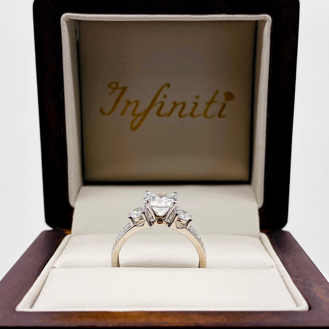 Anillo Oro Blanco 10k - Estilo Tres Piedras Zirconia Central de 6 mm