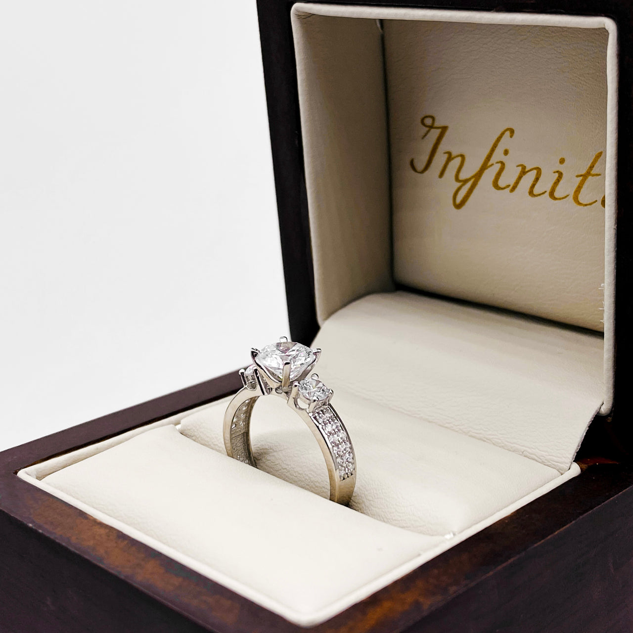 Anillo Oro Blanco 10k - Estilo Tres Piedras Zirconia Central de 6 mm