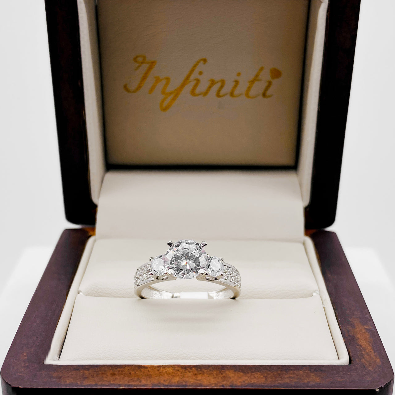 Anillo Oro Blanco 10k - Estilo Tres Piedras Zirconia Central de 6 mm
