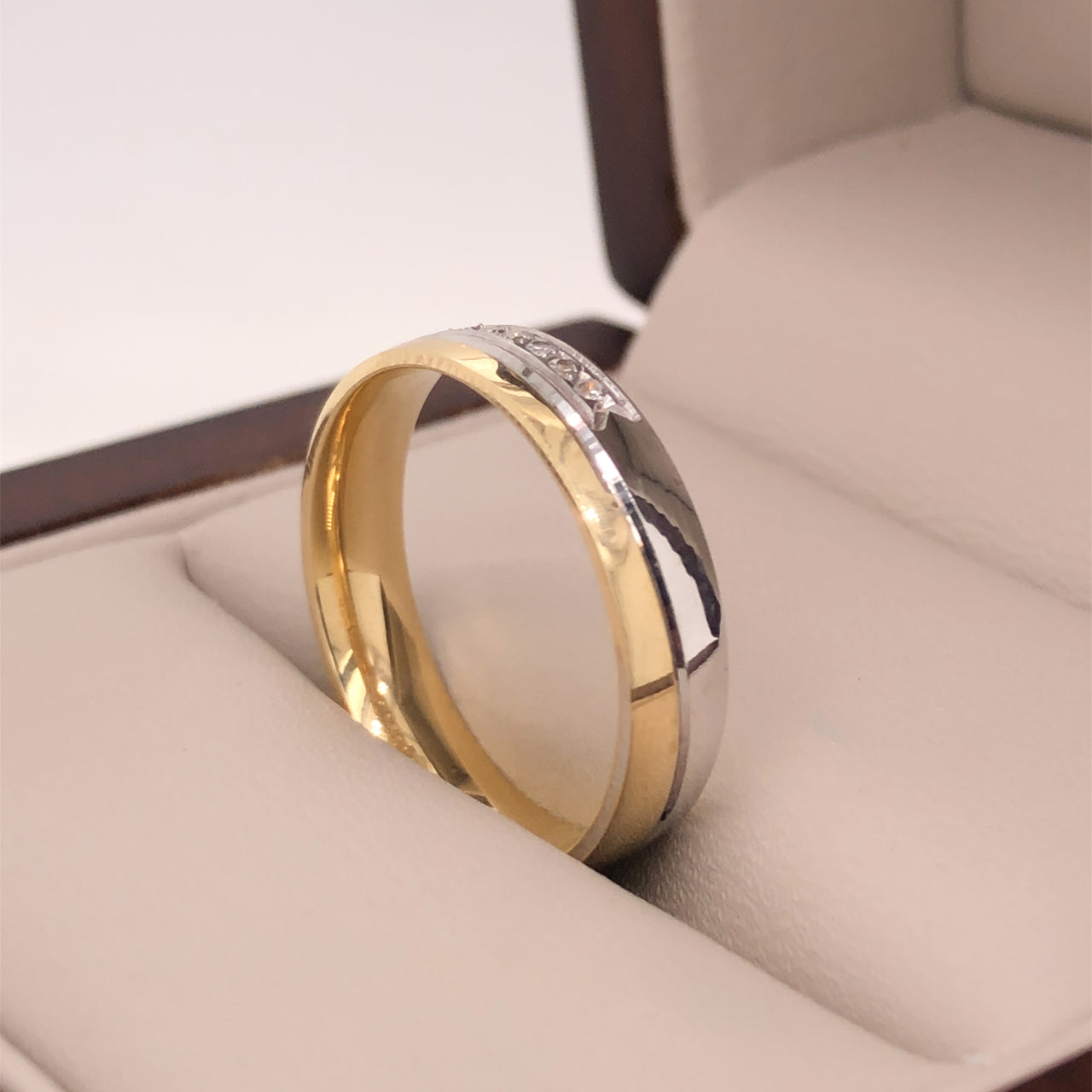 Argolla Oro Combinado 14k - Acabado Mate Liso con Zirconias, Ancho 4 mm