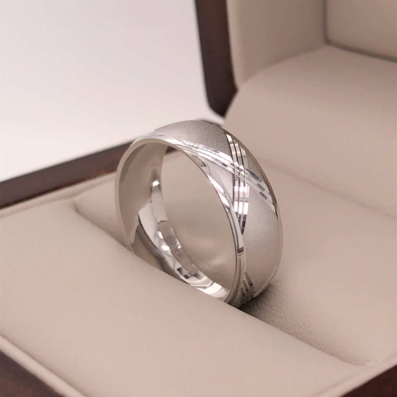 Argolla Oro Blanco 14k - Diamantada con Acabado Platinado, Ancho 6 mm