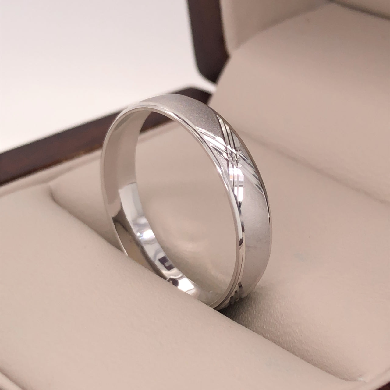 Argolla Oro Blanco 14k - Diamantada con Acabado Platinado, Ancho 4 mm