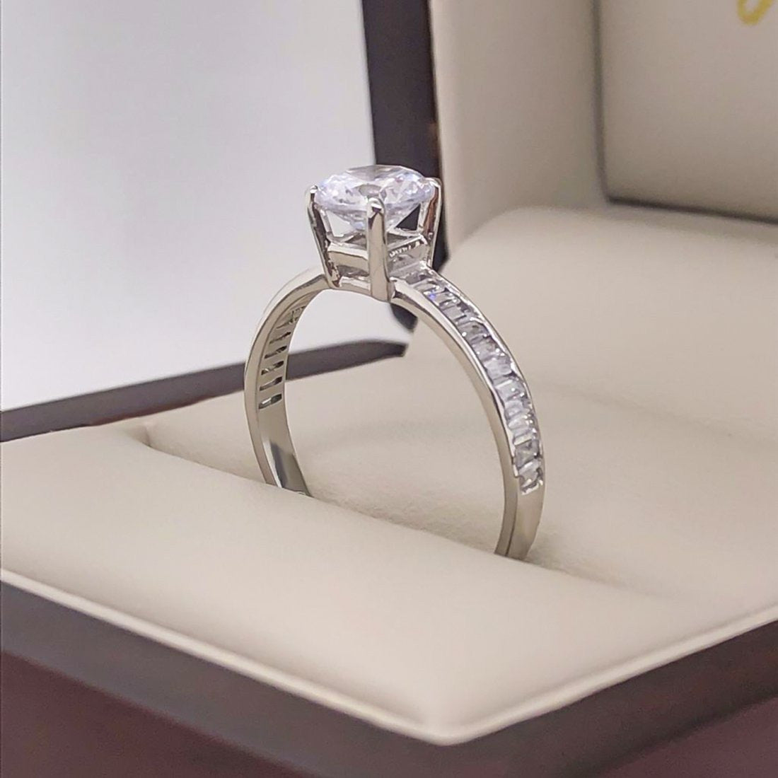 Anillo Oro Blanco 10k, Zirconia Central de 6 mm - Infiniti Joyas