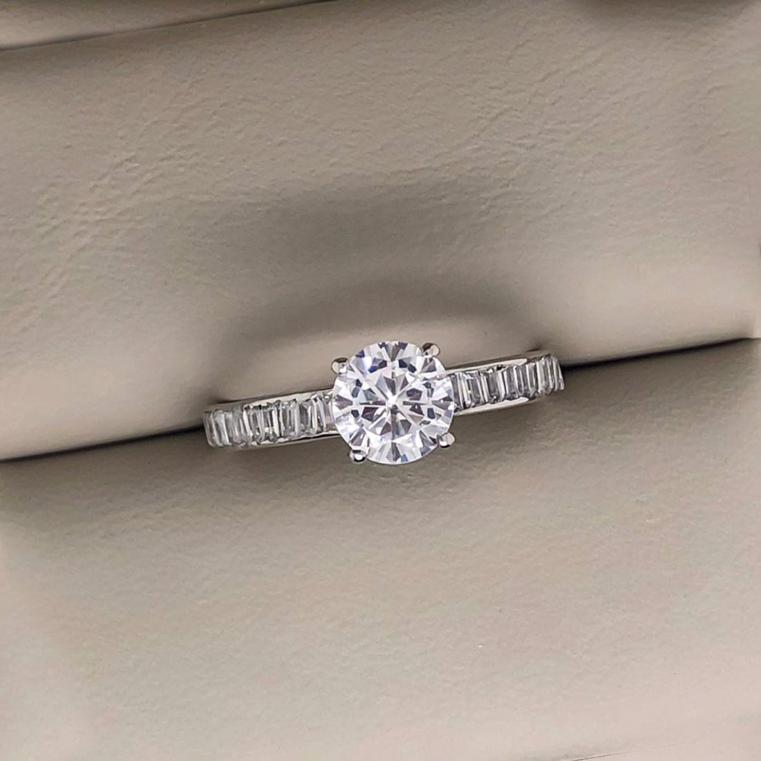 Anillo Oro Blanco 10k, Zirconia Central de 6 mm - Infiniti Joyas