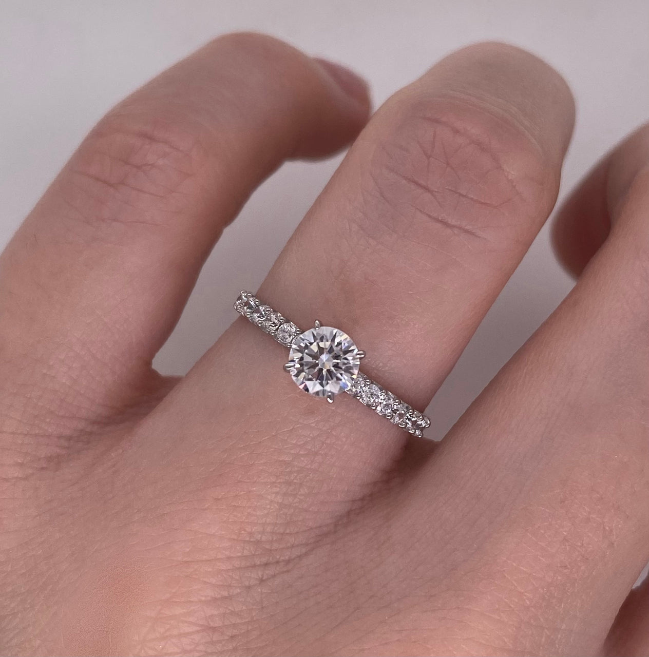 Anillo Oro Blanco 10k - Estilo Pavé con Zirconia