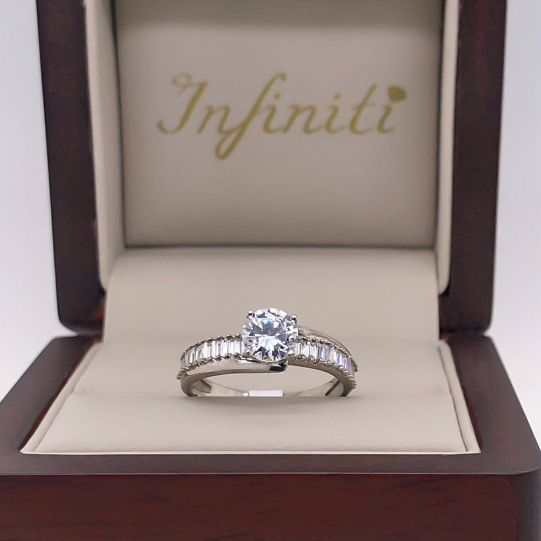 Anillo Oro Blanco 10k, Zirconia Central de 6 mm - Infiniti Joyas