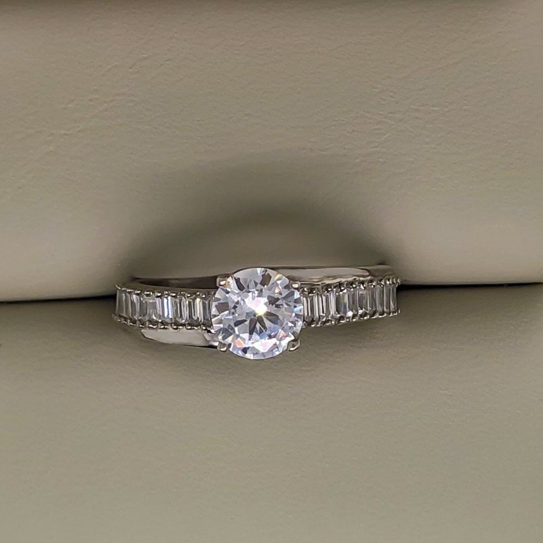 Anillo Oro Blanco 10k, Zirconia Central de 6 mm - Infiniti Joyas