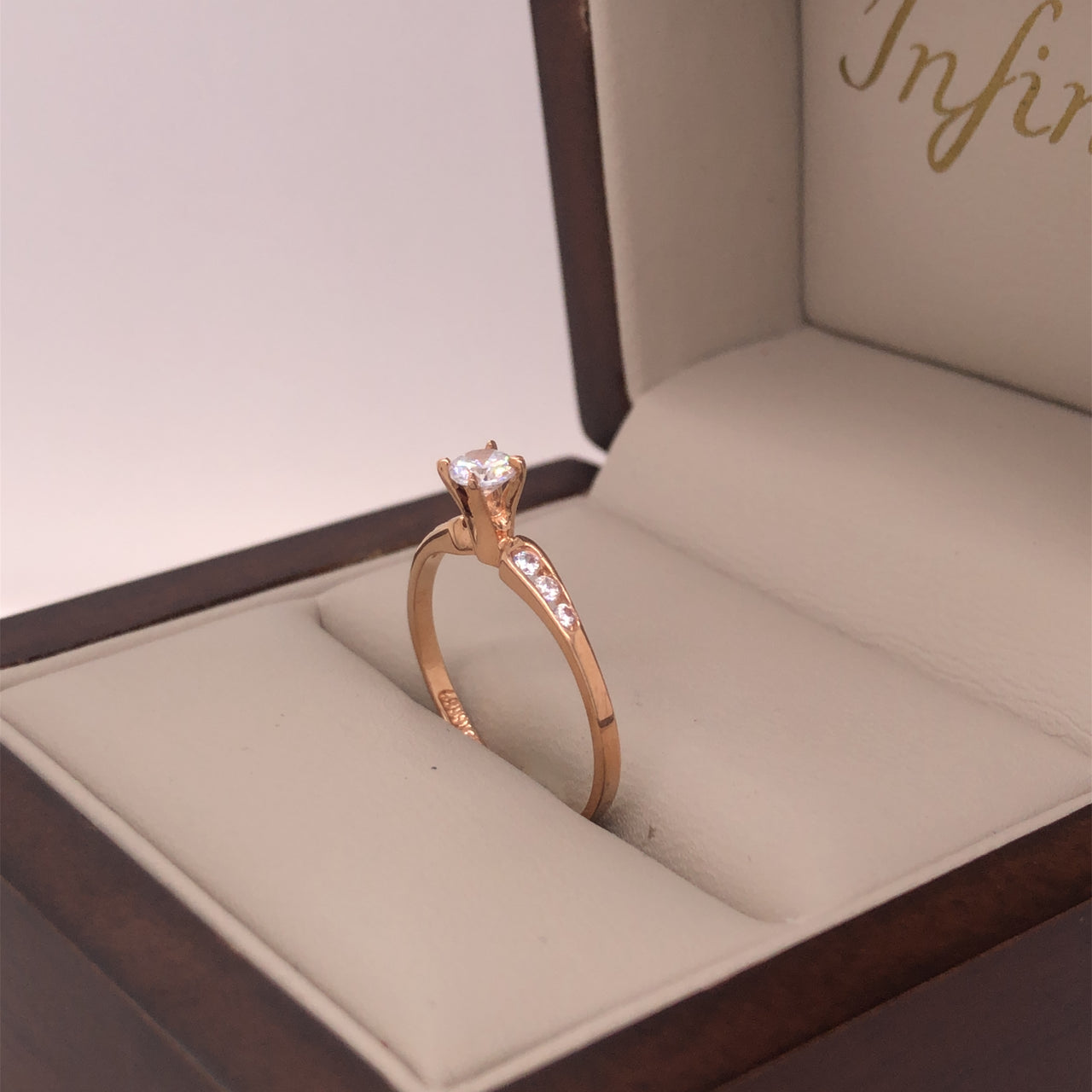 Anillo Oro Rosa 10k, Zirconia Central de 3.5 mm