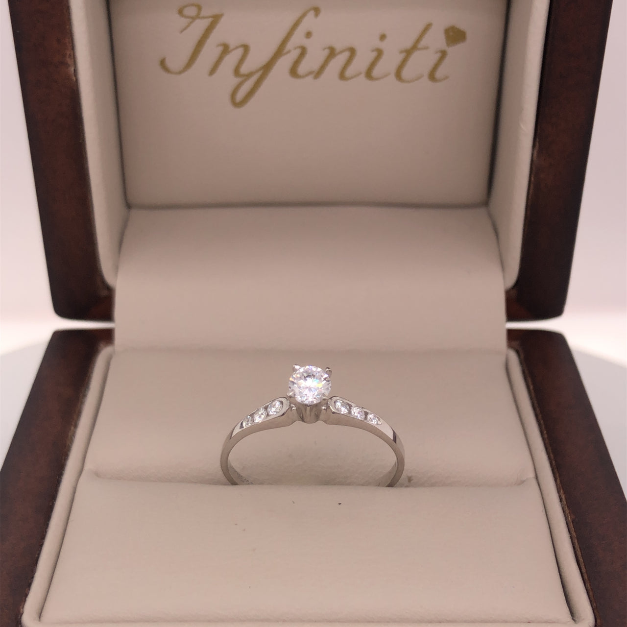 Anillo Oro Blanco 10k - Zirconia Central de 3 mm