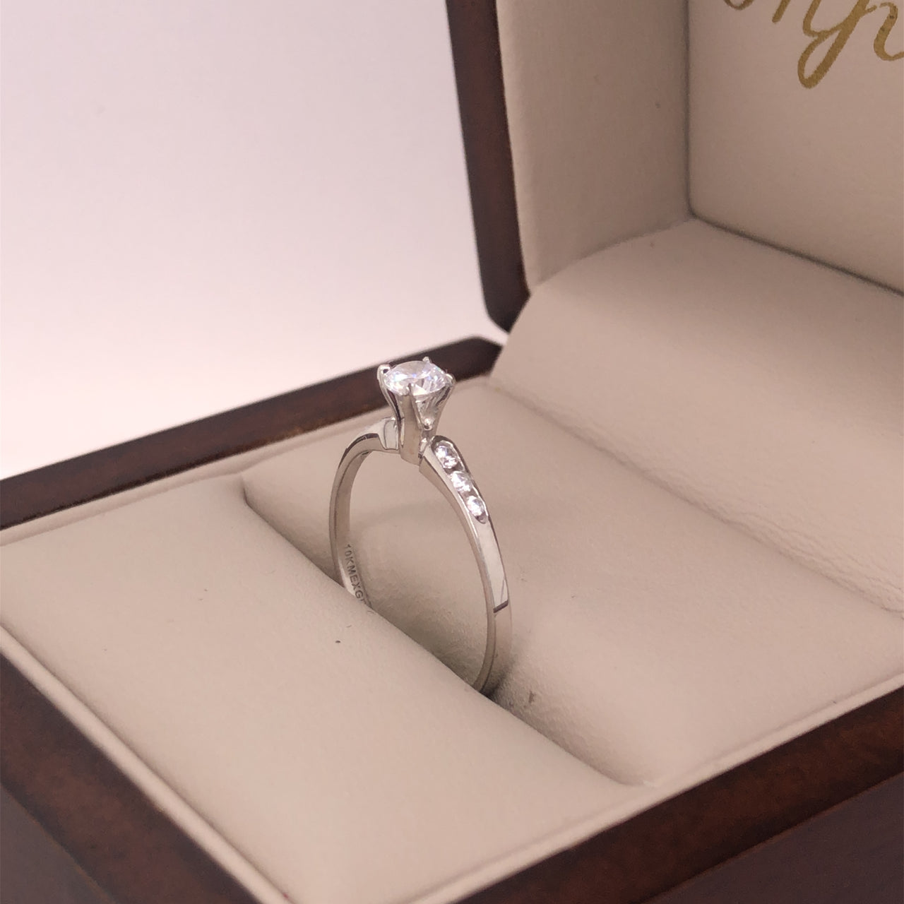Anillo Oro Blanco 10k - Zirconia Central de 3 mm