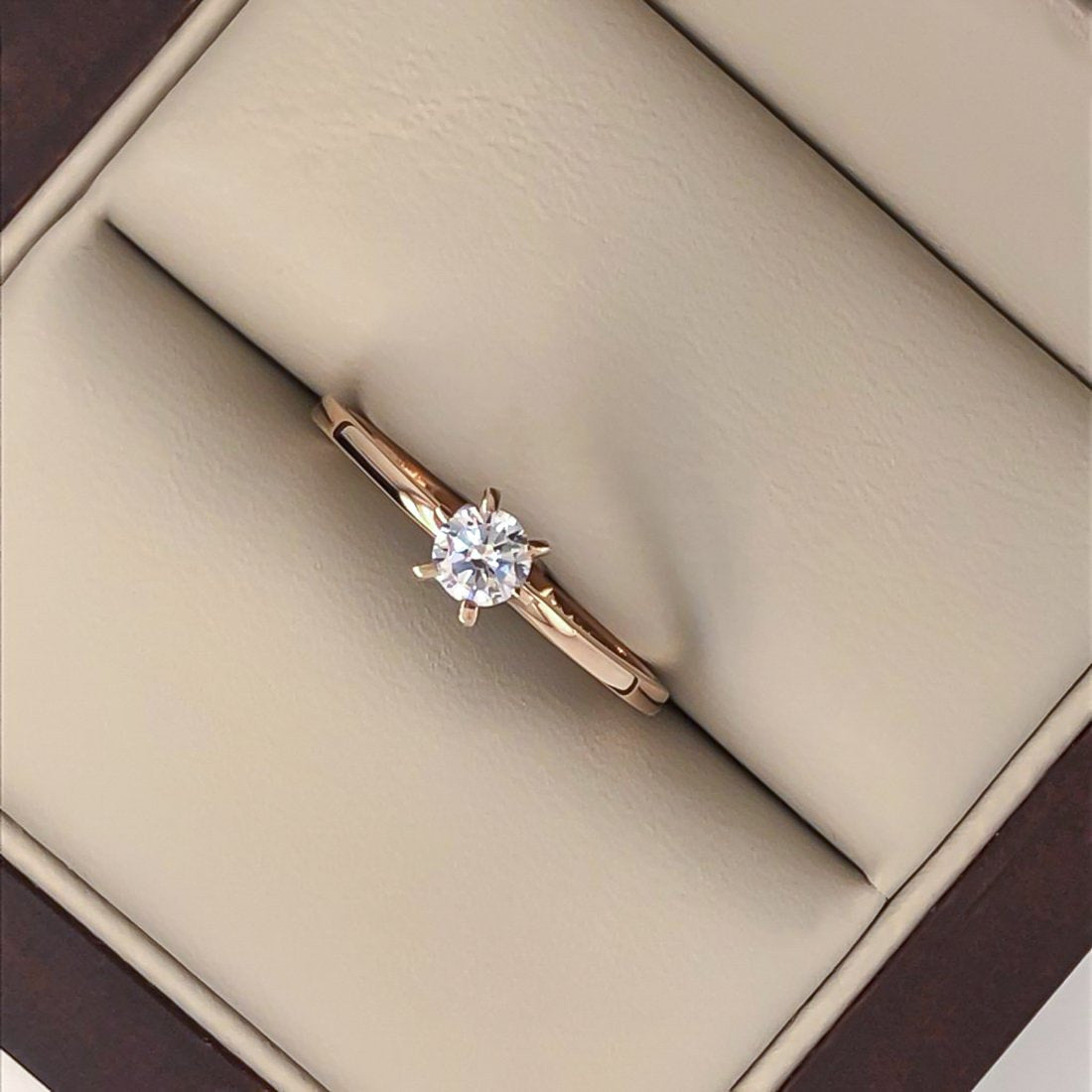 Anillo Oro Rosa 10k, con Zirconia Central de 4 mm - Infiniti Joyas