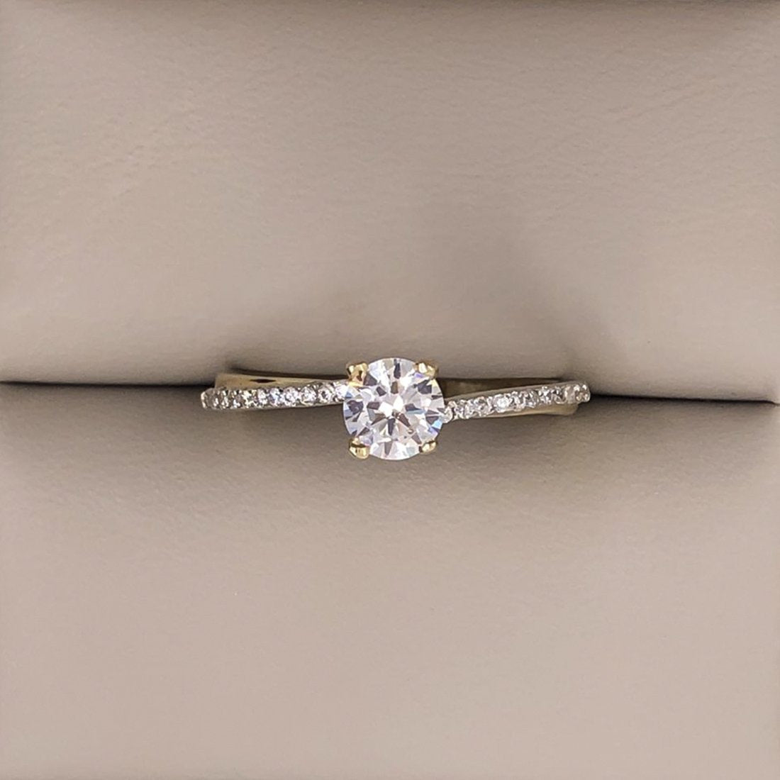 Anillo Oro 10k, Zirconia Central de 5 mm - Infiniti Joyas
