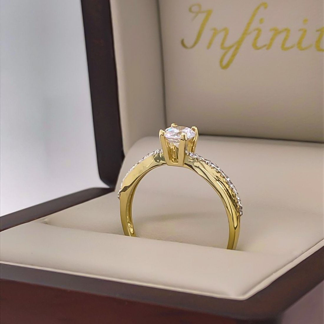 Anillo Oro 10k, Zirconia Central de 5 mm - Infiniti Joyas