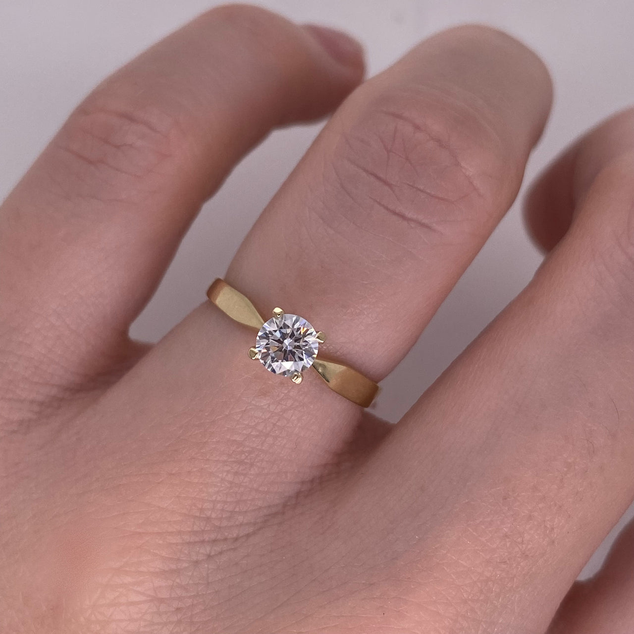 Anillo Oro 10k - Solitario con Zirconia de 4 mm