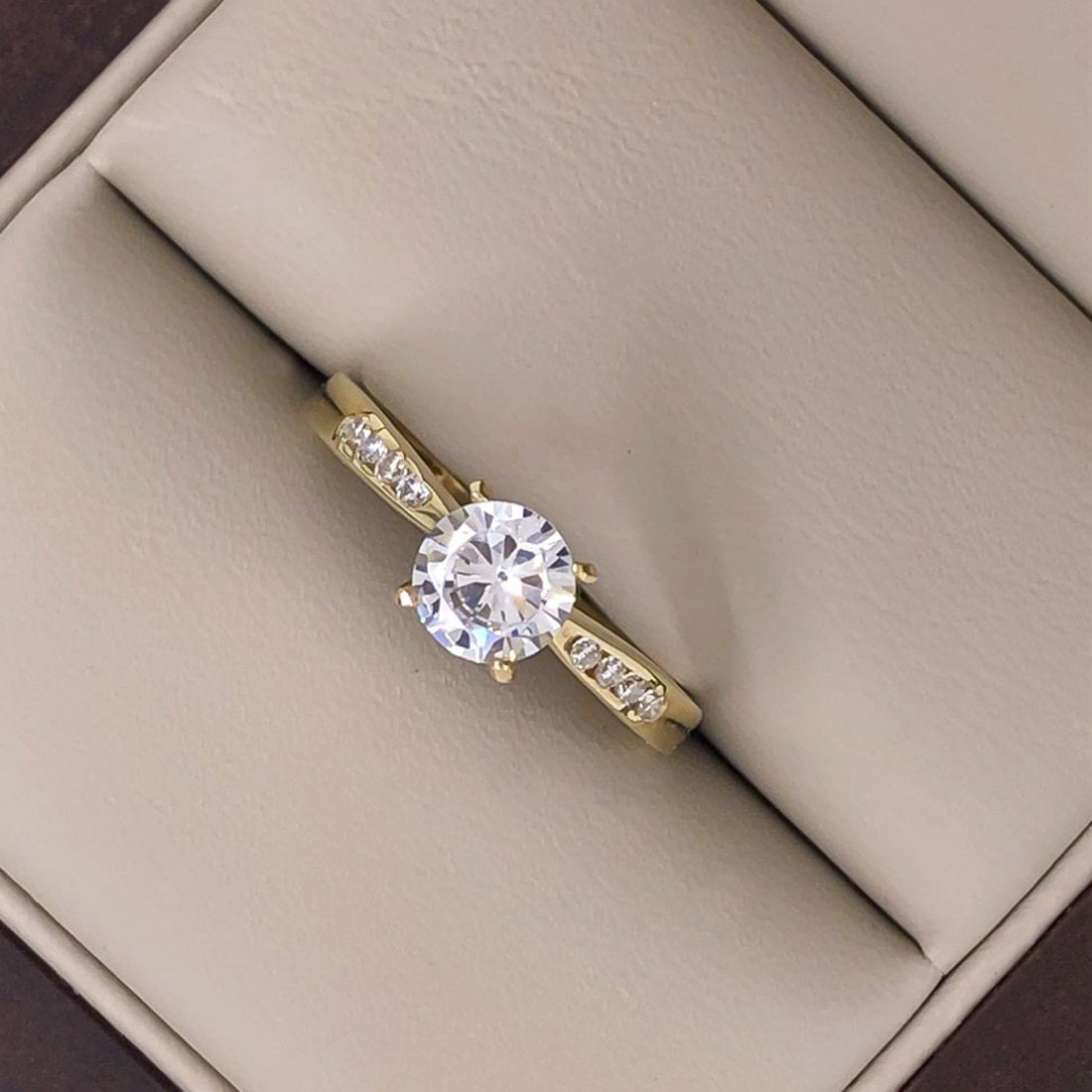 Anillo Oro 10k, con Zirconia Central de 5 mm - Infiniti Joyas