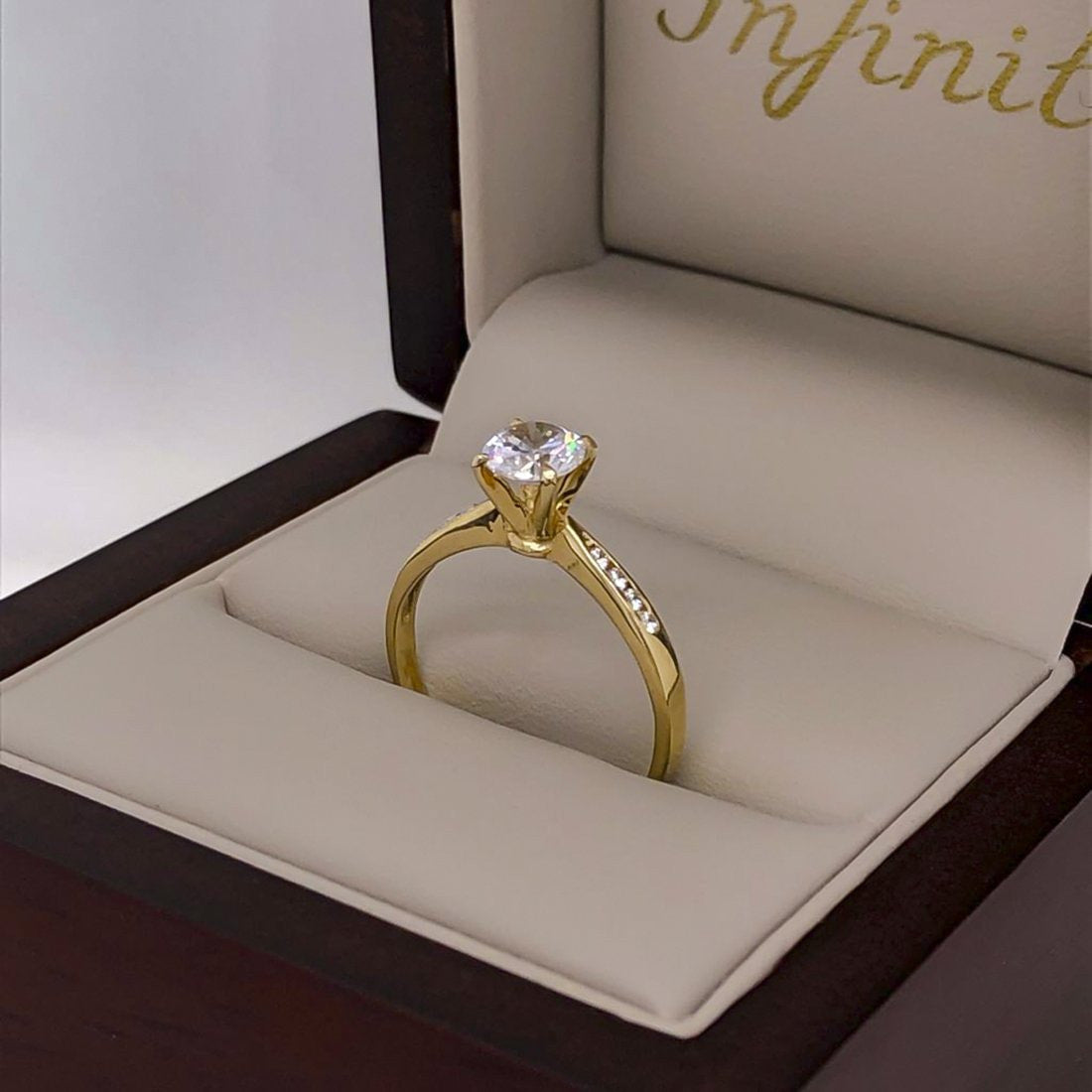 Anillo Oro 10k, con Zirconia Central de 5 mm - Infiniti Joyas