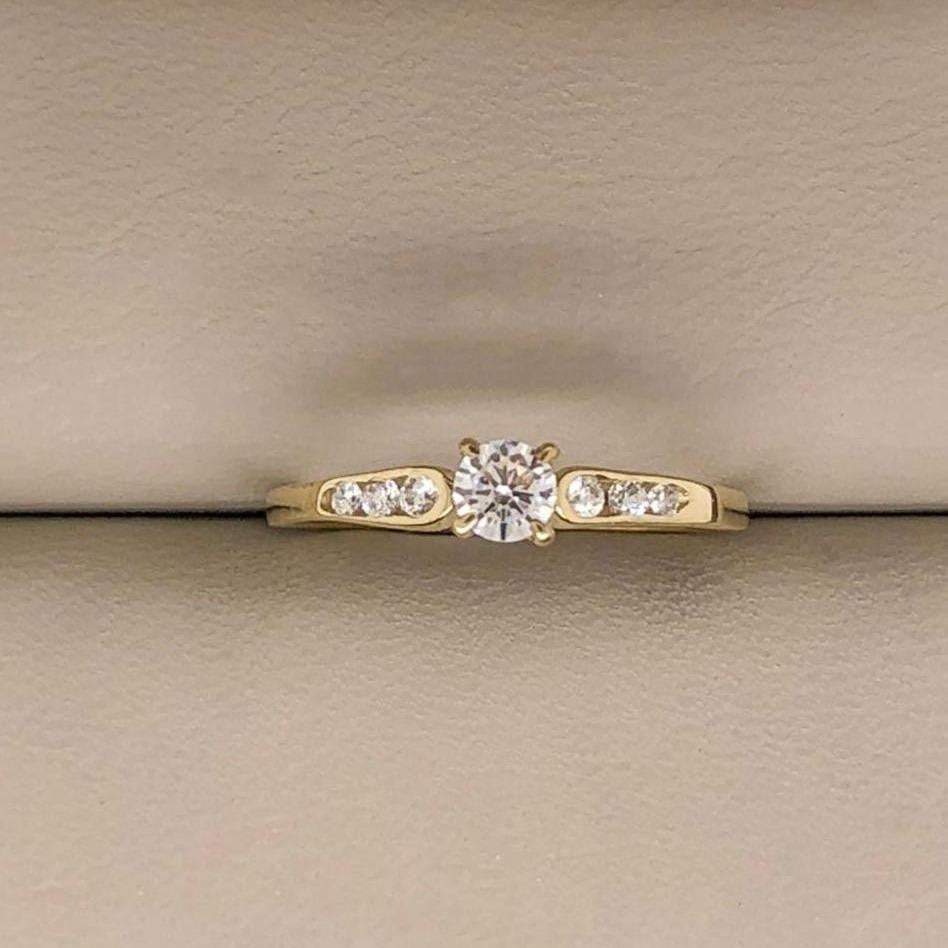 Anillo Oro 10k, Zirconia Central de 3.5 mm - Infiniti Joyas
