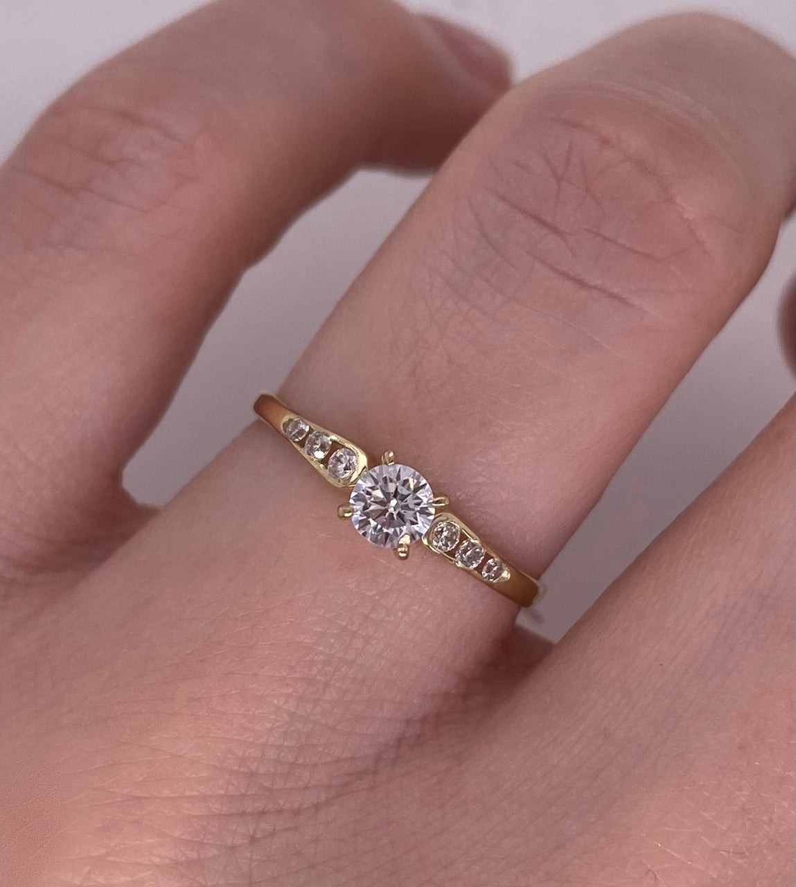 Anillo Oro 10k - Zirconia Central de 3.5 mm