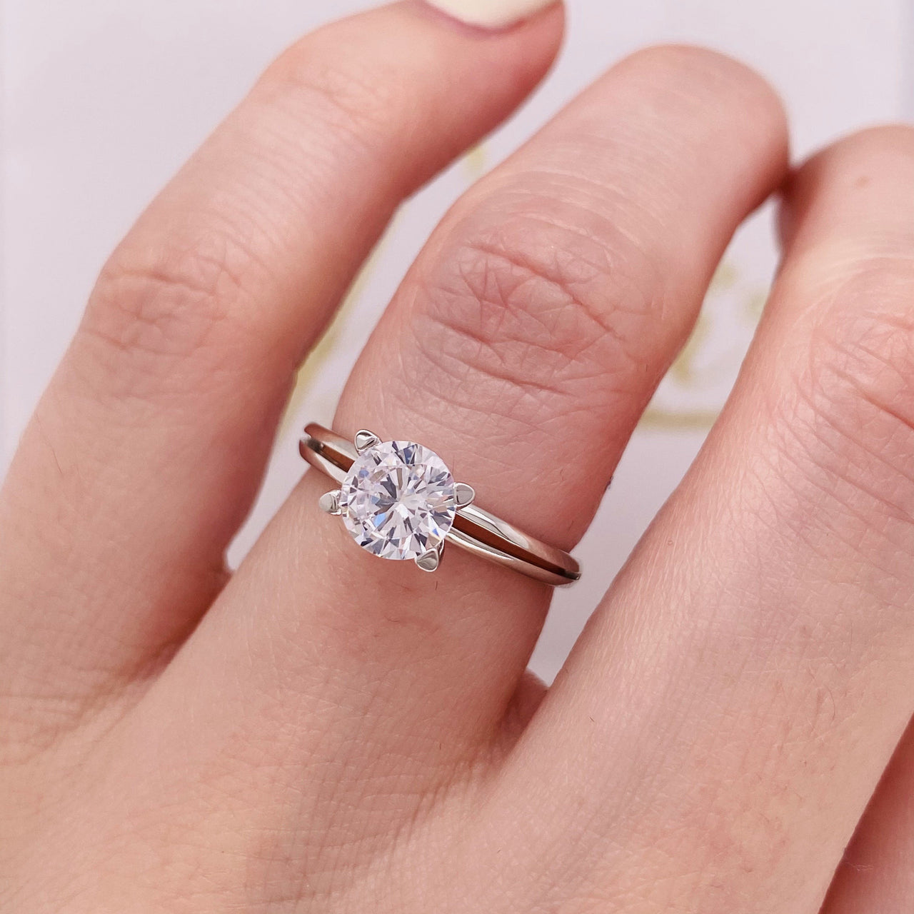 Anillo Oro Blanco 10k, Zirconia de 6 mm - Infiniti Joyas